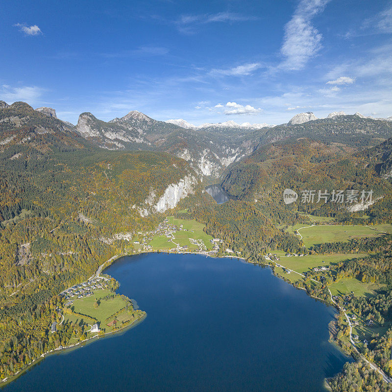 美丽的村庄Goessl, Grundlsee湖和后面的Totes Gebirge山的空中全景图，奥地利阿尔卑斯山